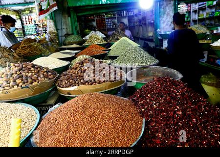 230314 -- KHARTUM, 14. März 2023 -- Gewürze und Gewürze sind am 14. März 2023 auf einem Markt vor Ramadan in Khartum, Sudan, erhältlich. SUDAN-KHARTUM-MARKT-GEWÜRZE UND GEWÜRZE MOHAMEDXKHIDIR PUBLICATIONXNOTXINXCHN Stockfoto