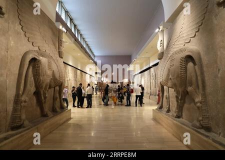 230316 -- BAGDAD, 16. März 2023 -- Menschen besuchen das irakische Nationalmuseum in Bagdad, Hauptstadt des Irak, 6. März 2023. IRAK-BAGDAD-NATIONALMUSEUM WangxDongzhen PUBLICATIONxNOTxINxCHN Stockfoto