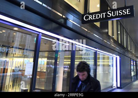 230316 -- GENF, 16. März 2023 -- Ein Mann geht am 16. März 2023 in Genf an der Credit Suisse vorbei. Da die Aktien der Credit Suisse am Mittwoch auf ein Rekordtief fielen, gab die zweitgrößte Bank der Schweiz an, bis zu 50 Milliarden Schweizer Franken 53,89 Milliarden US-Dollar von der Schweizerischen Nationalbank SNB aufzunehmen. SCHWEIZ-GENF-BANK-CREDIT SUISSE LianxYi PUBLICATIONxNOTxINxCHN Stockfoto