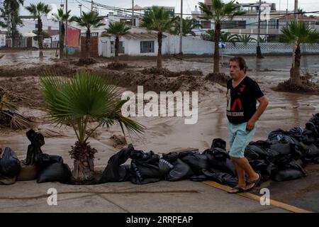 230317 -- LIMA, 17. März 2023 -- Ein Mann geht durch ein Überschwemmungsgebiet in Punta Hermosa, Peru, 14. März 2023. Der Zyklon Yaku hat in den letzten Tagen Regenströme in der nördlichen Region Perus ausgelöst. Foto von /Xinhua PERU-LIMA-CYCLONE YAKU-AFTERMATH MarianaxBazo PUBLICATIONxNOTxINxCHN Stockfoto