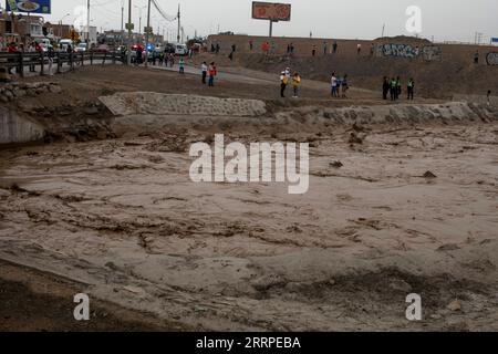 230317 -- LIMA, 17. März 2023 -- Menschen überprüfen ein Gebiet, das vom Erdrutsch in Punta Hermosa, Peru, 14. März 2023 betroffen ist. Der Zyklon Yaku hat in den letzten Tagen Regenströme in der nördlichen Region Perus ausgelöst. Foto von /Xinhua PERU-LIMA-CYCLONE YAKU-AFTERMATH MarianaxBazo PUBLICATIONxNOTxINxCHN Stockfoto
