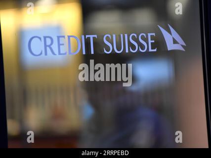 230316 -- GENF, 16. März 2023 -- Foto aufgenommen am 16. März 2023 zeigt ein Schild der Credit Suisse in Genf, Schweiz. Da die Aktien der Credit Suisse am Mittwoch auf ein Rekordtief fielen, gab die zweitgrößte Bank der Schweiz an, bis zu 50 Milliarden Schweizer Franken 53,89 Milliarden US-Dollar von der Schweizerischen Nationalbank SNB aufzunehmen. SCHWEIZ-GENF-BANK-CREDIT SUISSE LianxYi PUBLICATIONxNOTxINxCHN Stockfoto