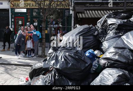 Frankreich, Streik bei der Müllabfuhr in Paris 230317 -- PARIS, 17. März 2023 -- auf der Straße vor der berühmten Shakespeare and Company Buchhandlung in Paris, Frankreich, 17. März 2023, sind volle Abfallbehälter zu sehen. In der Hauptstadt wird sich wahrscheinlich weiterhin Müll ansammeln, da Müllsammler und Straßenreiniger bis zum 20. März streiken werden. FRANCE-PARIS-MÜLL AUF DER STRASSE GaoxJing PUBLICATIONxNOTxINxCHN Stockfoto