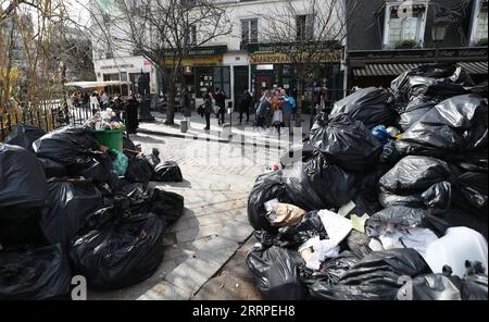 Frankreich, Streik bei der Müllabfuhr in Paris 230317 -- PARIS, 17. März 2023 -- auf der Straße vor der berühmten Shakespeare and Company Buchhandlung in Paris, Frankreich, 17. März 2023, sind volle Abfallbehälter zu sehen. In der Hauptstadt wird sich wahrscheinlich weiterhin Müll ansammeln, da Müllsammler und Straßenreiniger bis zum 20. März streiken werden. FRANCE-PARIS-MÜLL AUF DER STRASSE GaoxJing PUBLICATIONxNOTxINxCHN Stockfoto