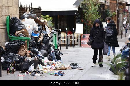 Frankreich, Streik bei der Müllabfuhr in Paris 230317 -- PARIS, 17. März 2023 -- Menschen passieren volle Mülltonnen, die links auf der Straße von Central Paris, Frankreich, 17. März 2023 liegen. In der Hauptstadt wird sich wahrscheinlich weiterhin Müll ansammeln, da Müllsammler und Straßenreiniger bis zum 20. März streiken werden. FRANCE-PARIS-MÜLL AUF DER STRASSE GaoxJing PUBLICATIONxNOTxINxCHN Stockfoto