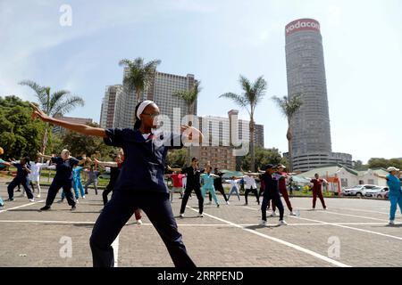 230318 -- JOHANNESBURG, 18. März 2023 -- Studenten üben Baduanjin, was wörtlich acht Schritte zu gesundem Leben bedeutet, an der Universität Johannesburg in Johannesburg, Südafrika, 17. März 2023. Die Universität veranstaltete am Freitag eine chinesische Promotion-Veranstaltung. SÜDAFRIKA-JOHANNESBURG-CHINESISCHE MEDIZIN ZhangxYudong PUBLICATIONxNOTxINxCHN Stockfoto