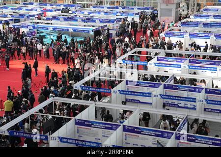 230318 -- HARBIN, 18. März 2023 -- dieses Foto, das am 18. März 2023 aufgenommen wurde, zeigt einen Blick auf eine Jobmesse in Harbin, nordöstliche chinesische Provinz Heilongjiang. Mehr als 500 Online- und Offline-Recruiting-Veranstaltungen wurden während dieser Jobmesse geplant, der größten ihrer Art in den letzten Jahren in der Provinz, die insgesamt mehr als 115.000 freie Stellen bietet. CHINA-HEILONGJIANG-JOB FAIR CN WangxJianwei PUBLICATIONxNOTxINxCHN Stockfoto