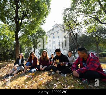 230318 -- PEKING/MOSKAU, 18. März 2023 -- Melchakova Nataliia 3rd L genießt einen Moment, als eine ihrer Klassenkameraden Gitarre an der East China Jiaotong Universität in Nanchang, Ostchinesische Provinz Jiangxi, 31. Oktober 2019 spielt. Xinhua Schlagzeilen: XI s Russland Besuch, um bilaterale Beziehungen zu bewältigen, globale Stabilität zu stärken HuxChenhuan PUBLICATIONxNOTxINxCHN Stockfoto