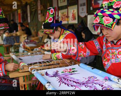 230318 -- HANZHONG, 18. März 2023 -- Inheritors of Qiang Stickerei Werke der Qiang ethnischen Gruppe während eines Kultur-und Tourismusfestivals in Hanzhong Stadt, Nordwestchina Shaanxi Provinz, 18. März 2023. Während die Temperatur allmählich steigt, haben die Blüten der cole viele Touristen nach Hanzhong gezogen. In den letzten Jahren wurde die ländliche Revitalisierung von Hanzhong durch die Entwicklung der ökologischen Landwirtschaft und des Tourismus stark gefördert. Foto von /Xinhua CHINA-SHAANXI-HANZHONG-COLE BLUMEN CN ZouxJingyi PUBLICATIONxNOTxINxCHN Stockfoto