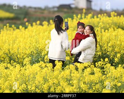 230318 -- HANZHONG, 18. März 2023 -- Touristen machen Fotos in cole Flower Fields im Yangxian County der Stadt Hanzhong, nordwestchinesische Provinz Shaanxi, 17. März 2023. Während die Temperatur allmählich steigt, haben die Blüten der cole viele Touristen nach Hanzhong gezogen. In den letzten Jahren wurde die ländliche Revitalisierung von Hanzhong durch die Entwicklung der ökologischen Landwirtschaft und des Tourismus stark gefördert. Foto von /Xinhua CHINA-SHAANXI-HANZHONG-COLE BLUMEN CN ZouxJingyi PUBLICATIONxNOTxINxCHN Stockfoto