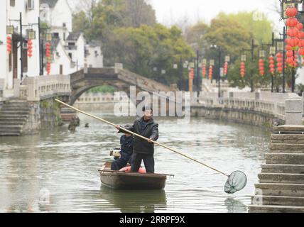 230321 -- HANGZHOU, 21. März 2023 -- Arbeiter reinigen die Wasseroberfläche an einem Bach in der Stadt Zhili in Huzhou, ostchinesische Provinz Zhejiang, 16. März 2023. Die Provinz Zhejiang hat dem Wasserumweltmanagement oberste Priorität im ökologischen Bauwesen eingeräumt, indem sie die Wasserqualität von Hunderten von Seen und Flüssen erhöht und städtische Aktivitätsgebiete am Wasser errichtet hat. CHINA-ZHEJIANG-WASSER-UMWELT-MANAGEMENT CN WENGXXINYANG PUBLICATIONXNOTXINXCHN Stockfoto