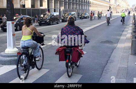 Paris, Frankreich. September 2023. Radfahrer sind auf einer Straße mit separaten Fahrspuren für jede Richtung. In den ersten drei Monaten des Jahres stieg die Fahrradnutzung nach Angaben der Stadt Paris um 37,3 Prozent im Vergleich zum Vorjahreszeitraum. (An die dpa: 'Pariser schwingen häufiger auf ihren Fahrrädern - Autoverkehr leicht rückläufig') Kredit: Michael Evers/dpa/Alamy Live News Stockfoto