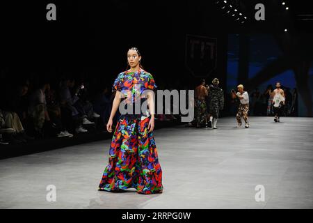 230322 -- TEL AVIV, 22. März 2023 -- Ein Modell präsentiert eine Kreation aus Second-Hand-Kleidung und zurückgewiesenen Materialien während der Tel Aviv Fashion Week in Tel Aviv, Israel, am 19. März 2023. Tücher, Dosen, verblasste Kunststofffolie ... Haushaltsabfälle verwandelte Kleidungsstücke feierten ein auffälliges Debüt auf dem Laufsteg der israelischen Tel Aviv Fashion Week, wobei die diesjährige Veranstaltung ein besonderes Augenmerk auf nachhaltige Mode richtete. Die jährliche Modewoche endete am Mittwoch, aber die Diskussion über nachhaltige Mode ist noch lange nicht vorbei. Hier im wirtschaftlichen und hochtechnologischen Zentrum Israels geht Mode über Schönheit und Zartheit hinaus, als Organi Stockfoto