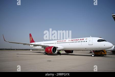 230324 -- TIANJIN, 24. März 2023 -- dieses Foto, das am 24. März 2023 aufgenommen wurde, zeigt das erste in China montierte Flugzeug A321neo im nordchinesischen Tianjin. Der europäische Flugzeughersteller Airbus begann am Freitag mit der Auslieferung von A321neo-Flugzeugen, die in seinem Werk Final Assembly Line Asia FALA im nordchinesischen Tianjin montiert wurden. Das erste in China montierte Flugzeug A321neo wurde an Juneyao Air in Shanghai geliefert. Airbus begann im November 2022 mit der Produktion von Flugzeugen der A321-Serie im Werk FALA. FALA stellt nun alle Mitglieder der Airbus A320neo-Familie mit einem Gang zusammen und liefert sie, wie z. B. die A319neo, Stockfoto