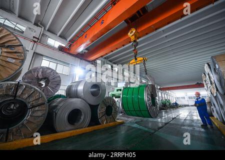 230324 -- HANGZHOU, 24. März 2023 -- Ein Mann arbeitet in einer Werkstatt von Dewei Stainless Steel in Jiaxing, ostchinesische Provinz Zhejiang, 23. März 2023. Private Unternehmen in Zhejiang mit Schwerpunkt auf der Industrie- und der digitalen Wirtschaft haben sich in den letzten Jahren bemüht, die verarbeitende Industrie weiterzuentwickeln. Die Zahl der registrierten privaten Unternehmen und selbständigen Haushalte in der Provinz erreichte 2022 3,08 Mio. bzw. 6,04 Mio. In der Liste der 500 größten privaten Unternehmen Chinas ist die Gesamtzahl der Unternehmen in Zhejiang die erste im Land Stockfoto