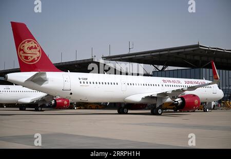 News Bilder des Tages 230324 -- TIANJIN, 24. März 2023 -- dieses Foto, das am 24. März 2023 aufgenommen wurde, zeigt das erste in China montierte Flugzeug A321neo im nordchinesischen Tianjin. Der europäische Flugzeughersteller Airbus begann am Freitag mit der Auslieferung von A321neo-Flugzeugen, die in seinem Werk Final Assembly Line Asia FALA im nordchinesischen Tianjin montiert wurden. Das erste in China montierte Flugzeug A321neo wurde an Juneyao Air in Shanghai geliefert. Airbus begann im November 2022 mit der Produktion von Flugzeugen der A321-Serie im Werk FALA. FALA stellt nun alle Mitglieder der Airbus A320neo-Familie mit einem Gang zusammen und liefert sie aus Stockfoto