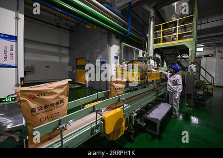 230324 -- HANGZHOU, 24. März 2023 -- Ein Arbeiter arbeitet an einer automatischen Verpackungslinie in Jiaxing Base von Satellite Chemical Co., Ltd. In der ostchinesischen Provinz Zhejiang, 23. März 2023. Private Unternehmen in Zhejiang mit Schwerpunkt auf der Industrie- und der digitalen Wirtschaft haben sich in den letzten Jahren bemüht, die verarbeitende Industrie weiterzuentwickeln. Die Zahl der registrierten privaten Unternehmen und selbständigen Haushalte in der Provinz erreichte 2022 3,08 Mio. bzw. 6,04 Mio. In der Liste der Top-500-Privatunternehmen in China hat die Gesamtzahl der Unternehmen in Zhejiang Stockfoto