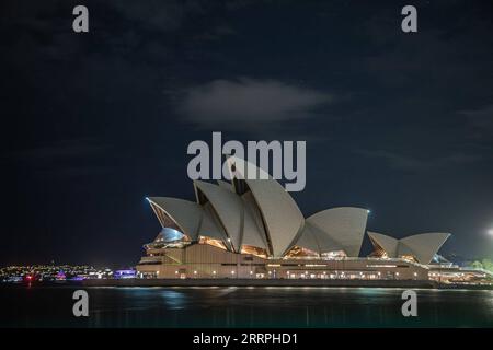 230325 -- SYDNEY, 25. März 2023 -- das Sydney Opera House geht während der Earth Hour in Sydney, Australien, 25. März 2023 dunkel. Australiens Wahrzeichen, darunter das Sydney Opera House und die Sydney Harbor Bridge, wurden am Samstagabend eine Stunde lang dunkel, als Teil einer globalen Bewegung, um das Bewusstsein für Klimawandel und Naturverlust zu schärfen. Die Earth Hour 2023 soll das Bewusstsein für die Bedeutung von Bäumen und Natur für Wildtiere, Gemeinschaften und das seelische und körperliche Wohlbefinden der Menschen schärfen. Foto von /Xinhua AUSTRALIA-SYDNEY-EARTH HOUR HuxJingchen PUBLICATIONxNOTxINxCHN Stockfoto