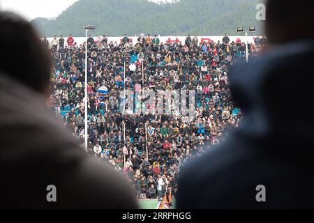 230325 -- TAIJIANG, 25. März 2023 -- Leute versammeln sich vor einem Basketballspiel zwischen Team Tongren und Team Qiandongnan, das im Taipan Village, Taijiang County, südwestchinesische Provinz Guizhou, 25. März 2023 stattfindet. Village Basketball Association oder Village BA ist ein Grassroot-Basketballturnier, das in Taipan Village ausgetragen wird. Diese Veranstaltung, die von Anwohnern organisiert wird, hat im Laufe der Jahre an Popularität gewonnen und zieht eine große Menge an Zuschauern und Teilnehmern gleichermaßen an. Das Turnier zeigt die Leidenschaft und das Können von Basketballspielern aus ländlichen Gebieten, während sie gegeneinander antreten und ihre Teamarbeit demonstrieren Stockfoto