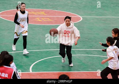 230325 -- TAIJIANG, 25. März 2023 -- Teenager spielen Basketball in Taipan Village, Taijiang County, Südwestchinesische Provinz Guizhou, 25. März 2023. Village Basketball Association oder Village BA ist ein Grassroot-Basketballturnier, das in Taipan Village ausgetragen wird. Diese Veranstaltung, die von Anwohnern organisiert wird, hat im Laufe der Jahre an Popularität gewonnen und zieht eine große Menge an Zuschauern und Teilnehmern gleichermaßen an. Das Turnier zeigt die Leidenschaft und das Können von Basketballspielern aus ländlichen Gegenden, während sie auf dem Spielfeld gegeneinander antreten und ihre Teamarbeit demonstrieren. SPCHINA-GUIZHOU-TAIJIANG-BASKETBALL-LIFESTYLE CN O Stockfoto