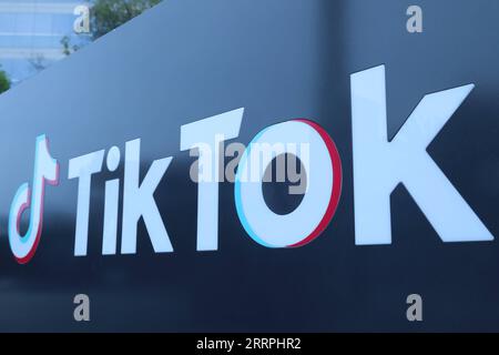 230326 -- WASHINGTON, 26. März 2023 -- dieses Foto, das am 21. August 2020 aufgenommen wurde, zeigt ein Logo von TikTok's Los Angeles Office in Culver City, Los Angeles County, USA. Schlagzeilen: US-Benutzer verteidigen TikTok, verspottete Gesetzgeber Hysterie als CEO des Unternehmens gegrillt während des Marathons Anhörung Xinhua PUBLICATIONxNOTxINxCHN Stockfoto