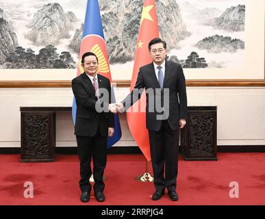 230328 -- PEKING, 28. März 2023 -- der chinesische Staatsrat und Außenminister Qin Gang trifft sich mit Kao Kim Hourn, dem Generalsekretär des ASEAN-Verbandes Südostasiatischer Nationen, in Peking, der Hauptstadt Chinas, am 27. März 2023. CHINA-PEKING-QIN-GANG-ASEAN-GENERALSEKRETÄR-TAGUNG CN YANXYAN PUBLICATIONXNOTXINXCHN Stockfoto