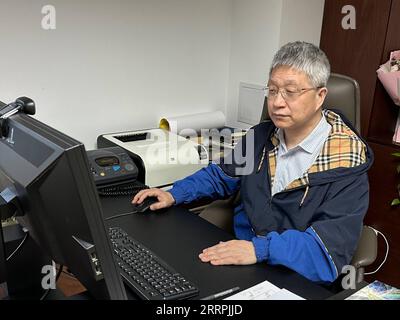 230328 -- PEKING, 28. März 2023 -- Cheng Heping, ein führender chinesischer biomedizinischer Experte, wird in seinem Büro an der Peking Universität in Peking, Hauptstadt von China, am 15. März 2023 dargestellt. ZU GEHEN MIT Profil: Ein Hirnwissenschaftler konzentriert sich jahrzehntelang auf Photonen CHINA-HIRNWISSENSCHAFTLER-PHOTONEN CN ChexYunlong PUBLICATIONxNOTxINxCHN Stockfoto