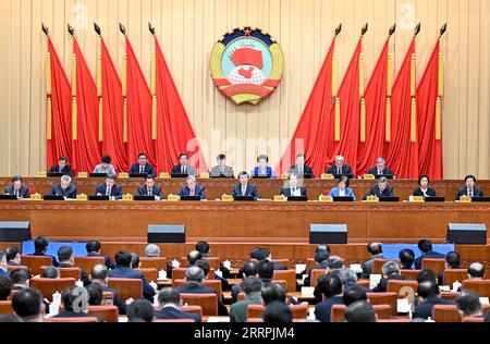 230328 -- PEKING, 28. März 2023 -- Wang Huning, Mitglied des Ständigen Ausschusses des Politischen Büros des Zentralkomitees der Kommunistischen Partei Chinas und Vorsitzender der Politischen Konsultativkonferenz des Chinesischen Volkes, CPPCC National Committee, Vorträge auf einem Seminar, an dem die Leiter von Sonderausschüssen des CPPCC-Nationalkomitees in Peking, der Hauptstadt Chinas, am 28. März 2023 teilnahmen. CHINA-BEIJING-WANG HUNING-CPPCC-SEMINAR CN YINXBOGU PUBLICATIONXNOTXINXCHN Stockfoto