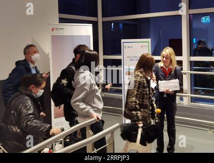 230328 -- ROM, 28. März 2023 -- Ein Mitarbeiter präsentiert chinesischen Passagieren, die am Flughafen Fiumicino in Rom, Italien, am 27. März 2023 ankommen, Souvenirs. Air China nahm seine Direktflüge zwischen Peking und Rom am Montag nach einer dreijährigen Unterbrechung aufgrund der COVID-19-Pandemie wieder auf. ITALIEN-ROM-PEKING-DIREKTFLUG-WIEDERAUFNAHME JINXMAMENGNI PUBLICATIONXNOTXINXCHN Stockfoto