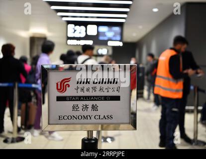 230328 -- ROM, 28. März 2023 -- Passagiere warten auf einen Direktflug von Air China nach Peking am Fiumicino Flughafen in Rom, Italien, 27. März 2023. Air China nahm seine Direktflüge zwischen Peking und Rom am Montag nach einer dreijährigen Unterbrechung aufgrund der COVID-19-Pandemie wieder auf. ITALIEN-ROM-PEKING-DIREKTFLUG-WIEDERAUFNAHME JINXMAMENGNI PUBLICATIONXNOTXINXCHN Stockfoto