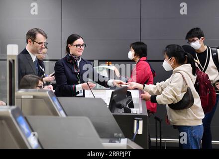 230328 -- ROM, 28. März 2023 -- Passagiere an Bord eines Direktflugs von Air China nach Peking am Flughafen Fiumicino in Rom, Italien, 27. März 2023. Air China nahm seine Direktflüge zwischen Peking und Rom am Montag nach einer dreijährigen Unterbrechung aufgrund der COVID-19-Pandemie wieder auf. ITALIEN-ROM-PEKING-DIREKTFLUG-WIEDERAUFNAHME JINXMAMENGNI PUBLICATIONXNOTXINXCHN Stockfoto