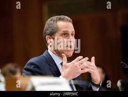 230328 -- WASHINGTON, 28. März 2023 -- Michael Barr, stellvertretender Vorsitzender für die Aufsicht des Gouverneursrats des Federal Reserve System, nimmt am 28. März 2023 an einer Anhörung des Senatsausschusses für Banken, Wohnungswesen und Stadtentwicklung zum Thema „jüngste Bankausfälle und die Reaktion der US-Regierung auf das Kapitol Hill“ in Washington, D.C., USA, Teil. U.S.-WASHINGTON, D.C.-KÜRZLICH BEI BANKAUSFÄLLEN ANGEHÖRENDE LIUXJIE PUBLICATIONXNOTXINXCHN Stockfoto