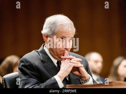 230328 -- WASHINGTON, 28. März 2023 -- Martin Gruenberg, Vorsitzender der Federal Deposit Insurance Corporation, nimmt am 28. März 2023 an einer Anhörung des Senatsausschusses für Bank-, Wohnungs- und Stadtangelegenheiten zu jüngsten Bankausfällen und der Federal Regulatory Response auf dem Capitol Hill in Washington, D.C., USA, Teil. U.S.-WASHINGTON, D.C.-KÜRZLICH BEI BANKAUSFÄLLEN ANGEHÖRENDE LIUXJIE PUBLICATIONXNOTXINXCHN Stockfoto