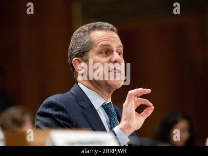 230328 -- WASHINGTON, 28. März 2023 -- Michael Barr, stellvertretender Vorsitzender für die Aufsicht des Gouverneursrats des Federal Reserve System, nimmt am 28. März 2023 an einer Anhörung des Senatsausschusses für Banken, Wohnungswesen und Stadtentwicklung zum Thema „jüngste Bankausfälle und die Reaktion der US-Regierung auf das Kapitol Hill“ in Washington, D.C., USA, Teil. U.S.-WASHINGTON, D.C.-KÜRZLICH BEI BANKAUSFÄLLEN ANGEHÖRENDE LIUXJIE PUBLICATIONXNOTXINXCHN Stockfoto