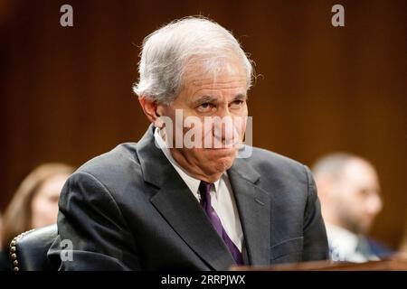 230328 -- WASHINGTON, 28. März 2023 -- Martin Gruenberg, Vorsitzender der Federal Deposit Insurance Corporation, nimmt am 28. März 2023 an einer Anhörung des Senatsausschusses für Bank-, Wohnungs- und Stadtangelegenheiten zu jüngsten Bankausfällen und der Federal Regulatory Response auf dem Capitol Hill in Washington, D.C., USA, Teil. U.S.-WASHINGTON, D.C.-KÜRZLICH BEI BANKAUSFÄLLEN ANGEHÖRENDE LIUXJIE PUBLICATIONXNOTXINXCHN Stockfoto