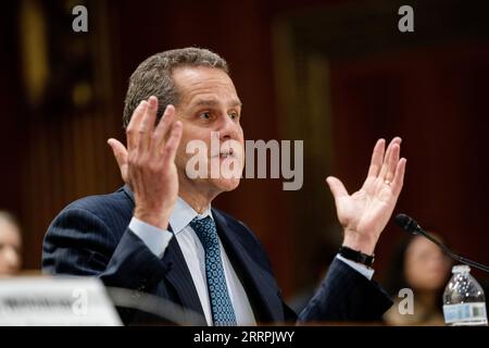 230328 -- WASHINGTON, 28. März 2023 -- Michael Barr, stellvertretender Vorsitzender für die Aufsicht des Gouverneursrats des Federal Reserve System, nimmt am 28. März 2023 an einer Anhörung des Senatsausschusses für Banken, Wohnungswesen und Stadtentwicklung zum Thema „jüngste Bankausfälle und die Reaktion der US-Regierung auf das Kapitol Hill“ in Washington, D.C., USA, Teil. U.S.-WASHINGTON, D.C.-KÜRZLICH BEI BANKAUSFÄLLEN ANGEHÖRENDE LIUXJIE PUBLICATIONXNOTXINXCHN Stockfoto