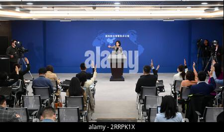 230329 -- PEKING, 29. März 2023 -- Zhu Fenglian, Sprecher des Taiwan Affairs Office des Staatsrats, gestattete in einer Frage-und-Antwort-Sitzung auf einer Pressekonferenz in Peking, der Hauptstadt Chinas, am 29. März 2023. CHINA-PEKING-STAATSRAT-PRESSEKONFERENZ CN CHENXYEHUA PUBLICATIONXNOTXINXCHN Stockfoto