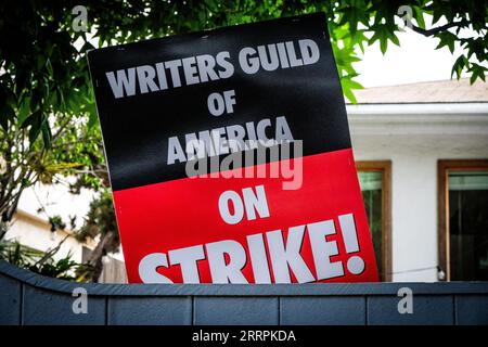 Unterschreiben Sie die Unterstützung der Writers Guild of America in Venice Beach, Kalifornien, USA. Die Gilde vertritt 11.500 Drehbuchautoren im Streik. Stockfoto