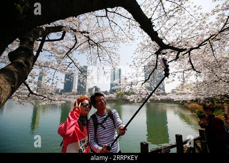 230330 -- SEOUL, 30. März 2023 -- Touristen sehen Kirschblüten und posieren für Fotos im Seokchon Lake Park in Seoul, Südkorea, 30. März 2023. SÜDKOREA-SEOUL-KIRSCHBLÜTEN WangxYiliang PUBLICATIONxNOTxINxCHN Stockfoto