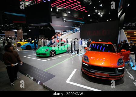 230331 -- GOYANG, 31. März 2023 -- Besucher besuchen die Seoul Mobility Show in der KINTEX Ausstellungshalle in Goyang, Südkorea, 31. März 2023. Die Show begann am Freitag und dauert bis zum 9. April. SÜDKOREA-GOYANG-SEOUL MOBILITÄTSSHOW WANGXYILIANG PUBLICATIONXNOTXINXCHN Stockfoto