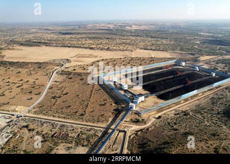 230401 -- THARPARKAR, 1. April 2023 -- dieses Luftbild vom 28. Februar 2023 zeigt die Ansicht einer Kohlengrube in der Nähe des Projekts Thar Coal Block-I Coal Electricity Integration in der Provinz Sindh, Pakistan. Das Projekt Thar Coal Block-I Coal Electricity Integration, ein Energiekooperationsprojekt im Rahmen des chinesisch-pakistanischen Wirtschaftskorridors CPEC, wurde kürzlich vom pakistanischen Premierminister Shahbaz Sharif offiziell eingeweiht, nachdem es Anfang Februar offiziell kommerziell in Betrieb genommen wurde. Es verfügt über die Kapazität, den Strombedarf von 4 Millionen Haushalten in Pakistan zu decken. Stockfoto