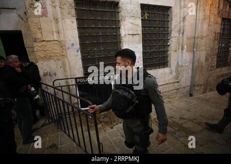 230402 – JERUSALEM, 2. April 2023 – ein israelischer Polizist wacht nach einem gemeldeten Schießereignis auf dem Gelände der Al-Aqsa-Moschee in Jerusalem, 1. April 2023. Am Samstag wurde ein Palästinenser von israelischen Polizeikräften am Eingang zur Al-Aqsa-Moschee in Jerusalem erschossen. Die Polizei sagte, der Mann habe versucht, einen Angriff gegen die Streitkräfte durchzuführen, der von einigen Palästinensern vor Ort abgelehnt wurde. Foto von /Xinhua MIDEAST-JERUSALEM-AL-AQSA-SHOOTING MuammarxAwad PUBLICATIONxNOTxINxCHN Stockfoto