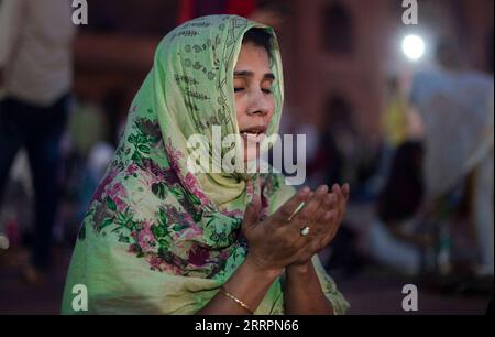 230404 -- NEU DELHI, 4. April 2023 -- Eine Frau betet, nachdem sie während des heiligen Monats Ramadan in der historischen Jama Masjid großen Moschee in Neu-Delhi, Indien, am 3. April 2023 gefressen hat. INDIEN-NEU-DELHI-RAMADAN-FEIER JavedxDar PUBLICATIONxNOTxINxCHN Stockfoto