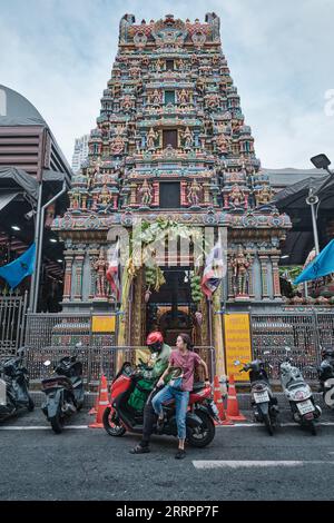 Das Eingangstor zum Sri Mahamariammam (Hindu)-Tempel im tamilischen Stil mit seinem gotterbedeckten Gopuram (Eingangsturm) in der Pan Rd Silom, Bangkok Thailand Stockfoto