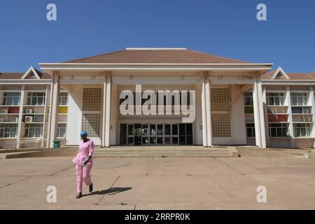 230407 -- DAKAR, 7. April 2023 -- dieses Foto, das am 21. März 2023 aufgenommen wurde, zeigt einen Blick auf das Kinderkrankenhaus von Diamniadio in Dakar, Senegal. Das 19. Chinesische Ärzteteam, das nach Senegal entsandt wurde, bietet seit November 2021 medizinische Dienste im Kinderkrankenhaus von Diamniadio an. Zum 31. März 2023 hatte das medizinische Team 7.058 ambulante Leistungen erbracht, 3.150 Operationen und 1.039 Fälle von Anästhesie durchgeführt. SENEGAL-DAKAR-CHINESISCHES ÄRZTETEAM HanxXu PUBLICATIONxNOTxINxCHN Stockfoto