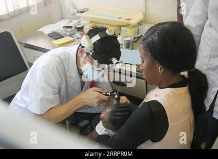 230407 -- DAKAR, 7. April 2023 -- chinesisches medizinisches Teammitglied Cai Zhiliang untersucht am 21. März 2023 einen jungen Patienten im Kinderkrankenhaus von Diamniadio in Dakar, Senegal. Das 19. Chinesische Ärzteteam, das nach Senegal entsandt wurde, bietet seit November 2021 medizinische Dienste im Kinderkrankenhaus von Diamniadio an. Zum 31. März 2023 hatte das medizinische Team 7.058 ambulante Leistungen erbracht, 3.150 Operationen und 1.039 Fälle von Anästhesie durchgeführt. SENEGAL-DAKAR-CHINESISCHES ÄRZTETEAM HanxXu PUBLICATIONxNOTxINxCHN Stockfoto