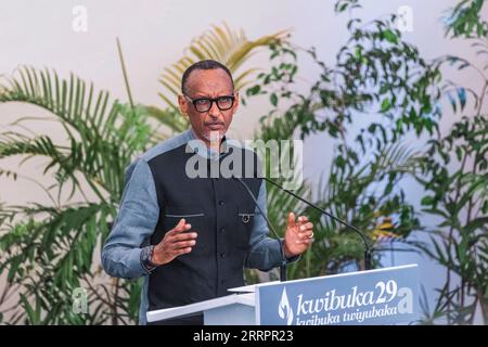 230407 -- KIGALI, 7. April 2023 -- der ruandische Präsident Paul Kagame hält eine Rede während der Gedenkfeier zum 29. Jahrestag des Völkermords an Tutsis 1994 am Kigali Genocide Memorial in Kigali, Ruanda, 7. April 2023. Ruanda begann am Freitag mit dem Gedenken an den 29. Jahrestag des Völkermords an der ethnischen Gruppe der Tutsi im Jahr 1994, bei dem über eine Million Menschen ums Leben kamen, wobei Präsident Paul Kagame zur Selbstbestimmung aufrief, um durch Einheit, harte Arbeit und Ausdauer ein besseres und wohlhabenderes Land aufzubauen. Foto von /Xinhua RUANDA-KIGALI-VÖLKERMORD-ERINNERUNG Cyril Stockfoto