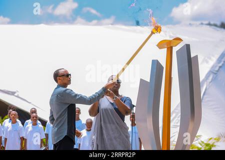 News Bilder des Tages 230407 -- KIGALI, 7. April 2023 -- der ruandische Präsident Paul Kagame und die First Lady Jeannette Kagame zünden eine Erinnerungsflamme an den 29. Jahrestag des Völkermords an Tutsis 1994 am Kigali Genocide Memorial in Kigali, Ruanda, 7. April 2023. Ruanda begann am Freitag mit dem Gedenken an den 29. Jahrestag des Völkermords an der ethnischen Gruppe der Tutsi im Jahr 1994, bei dem über eine Million Menschen ums Leben kamen, wobei Präsident Paul Kagame zur Selbstbestimmung aufrief, um ein besseres und wohlhabenderes Land durch Einheit, harte Arbeit und Beharrlichkeit aufzubauen Stockfoto