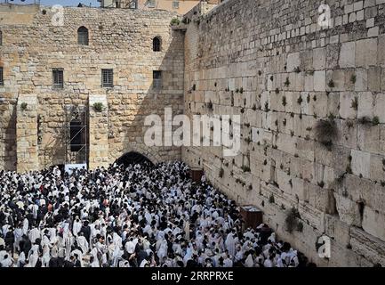News Themen der Woche KW14 News Bilder des Tages 230409 -- JERUSALEM, 9. April 2023 -- jüdische Anbeter beten an der Westmauer während der traditionellen Pessach priesterlichen Segnung in Jerusalem, am 9. April 2023. MIDEAST-JERUSALEM-westliche MAUERBETEN ChenxJunqing PUBLICATIONxNOTxINxCHN Stockfoto