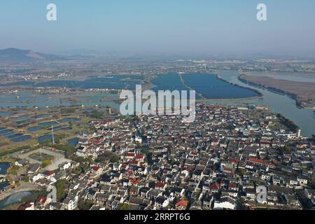 230409 -- HANGZHOU, 9. April 2023 -- dieses Luftbild, das am 26. Januar 2023 aufgenommen wurde, zeigt einen Blick auf das Dorf Digang der Stadt Huzhou, ostchinesische Provinz Zhejiang. Im Juni 2003 startete die Provinz Zhejiang das Projekt Thousand Villages Demonstration und zehntausend Dorfrenovierung mit dem Ziel, zehntausend Verwaltungsdörfer in der Provinz umfassend zu renovieren und tausend Schlüsseldörfer in allumfassende, gut ausgestattete Modelldörfer zu bauen. Seit zwanzig Jahren hat das Projekt Tausende von schönen Dörfern geschaffen und die Landschaft der Provinz grundlegend verändert Stockfoto